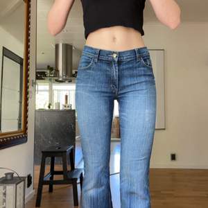 Ett par lågmidjade jeans från H&M. Dem är i storlek 36 men skulle säga att de mer är som en 34:a. (Jag på bilden  brukar ha 36 i byxor, men dem är lite små för mig!) Skriv vid frågor eller intresse💙💙