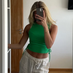 Grönt linne - Säljer detta snygga linne från Zara! Endast använd 3 gånger, men säljer då det ej kommer till användning🤍Köparen står för frakten!💚 #nyskick