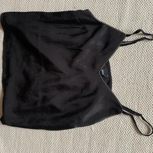 Linne från gina - Svart linne med paljetter längst upp