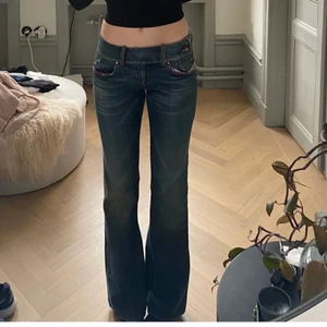 Lågmidjade jeans 🤩 - Lågmidjade Diesel jeans. Midja: 77cm och innerbenslängd 80cm. Super snygga! Köparen står för frakt 💓