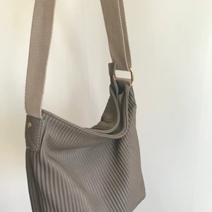 Beige väska - Fin unik beige väska. Köpt på second hand. Som oanvänd inuti. Frakt tillkommer 🪐