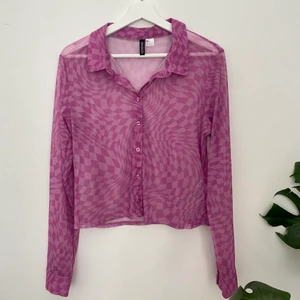 Mesh tröja i coolt mönster - En jättesnygg tröja som passar med en snygg bh under eller linne. Passar mig som är storlek S/M bra fastän den är L!