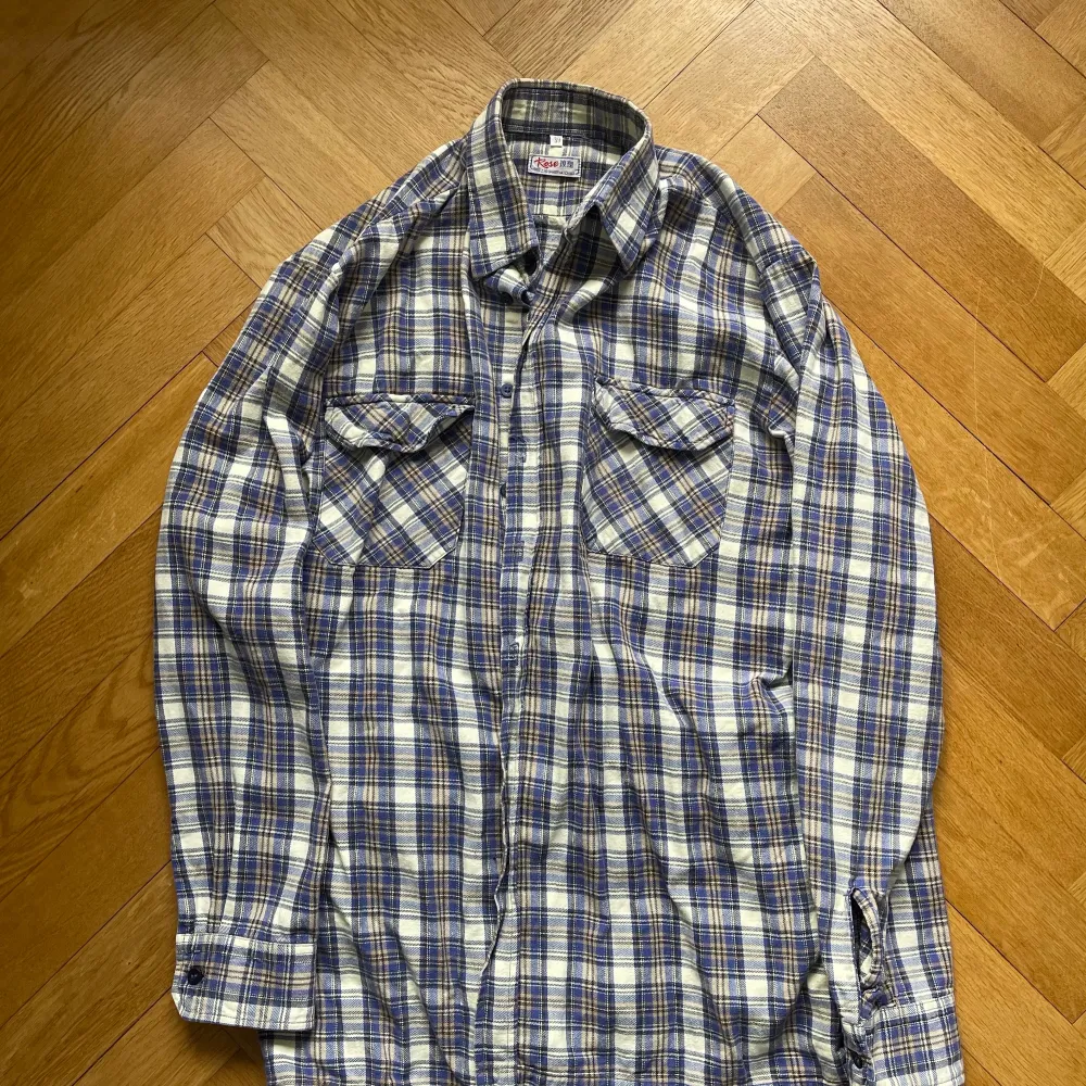 Säljer denna vintage flannel skjorta. Den är i fint skick inga skador eller något sånt! Storlek small men passar både small och medium! Pris 300kr. Skjortor.