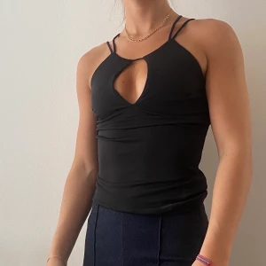 Svart linne - Svart linne med tunna axelband som också korsas i ryggen