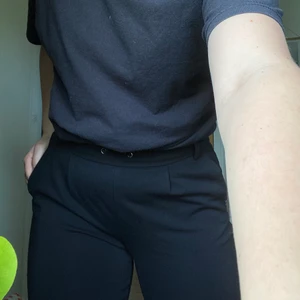 Kostymbyxor  - Svarta kostymbyxor från Only i storlek M. Väl använda men ändå i gott skick. Snörning saknas, men inget som stör. Går att trä i eget snöre om man vill det. Kan mötas upp i Hässleholm, eller skicka om så önskas. Köparen står för frakten. Om fler bilder önskas går det att lösa. 