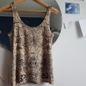 Linne från Rodebjer - Coolt linne i väldigt bra skick från rodebjer. Köpt på plick men inte använd av mig, har massor av toppar. Hade en knytdetalj vid ryggen som jag inte uppskatta och sprätte bort, men det har inte påverkat de andra sömarna. Skönt tyg, står xs men mer en s skulle jag säga. Stretchigt tyg. Frakt ingår inte🌱❣