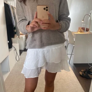 Vit volangkjol - En vit volangkjol som är perfekt nu till sommaren, har aldrig använt den då den inte passade mig. Bud på 200kr