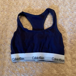 Calvin Klein - Mörkblå sport-bh 