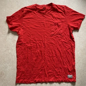 Röd t-shirt - Röd tshirt man. Liten i storleken.
