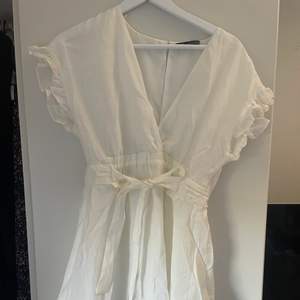 Supersöt klänning från Zara, knytband i midjan, två lager av kjolen så inte den är genomskinlig