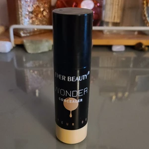 Syick consiler  - Har använt bara en gång men det passar inte min hyd färg❤