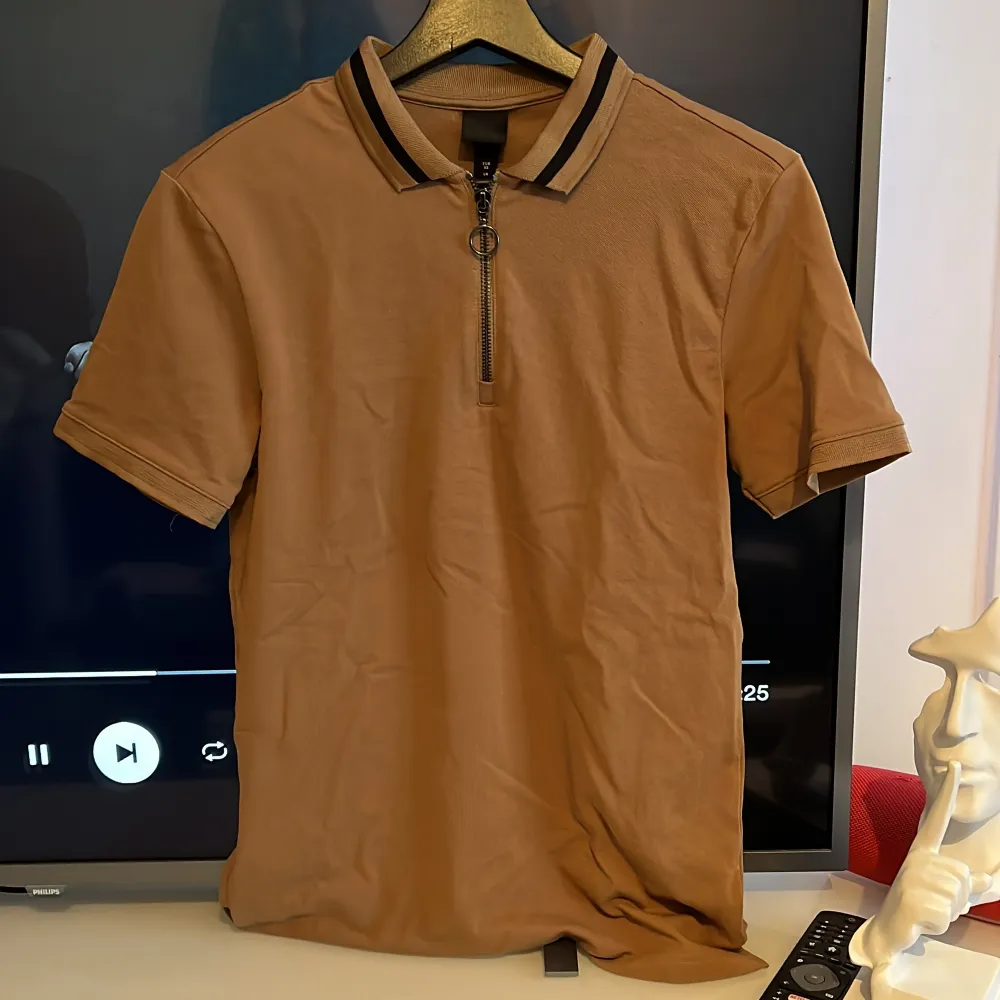 Brun piké/T-Shirt med half zip. Härlig höstfärg och går att använda både till vardags och vid lite mer uppklädda tillfällen. Skick 9/10🥰. T-shirts.