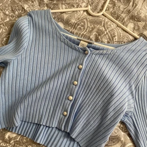 Monki  - Tröja från monki med fina vita pärlor som knappar