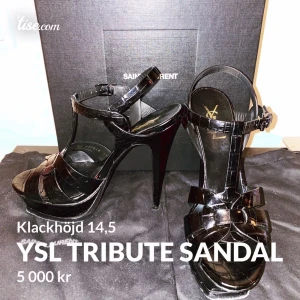 Ysl tribute sandal  - Läckra Saint Laurent tribute klackskor. Svart kalvläder i crocodil, klackhöjd 14,5 cm. Storlek 37,5. Använd fåtal gånger. 