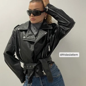 Skinnjacka NA-KD  - Nypris: 1000 kr Helt ny, endast testad  Alla lapparna kvar  Stl 36 (modellen är oversized, modell på första bilden bär 36) Tryck inte köp direkt! Köparen står för frakten💕   fick i present men den var tyvärr för stor för mig och gick inte längre att byta💞