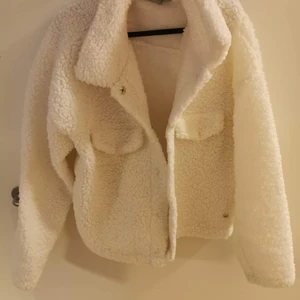 Jacka - Jacka i jättebra skick men tyvärr ingen jacka för mig. Storlek M och köpt i år för ca 600 kr.