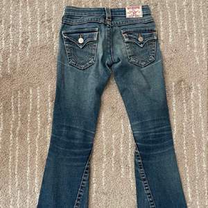 Säljer dessa assnygga true religon jeans då dom har blivit för små❣️ inga defekter eller liknande  Midjemått:71 innerbensmått:79