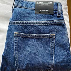 Oanvända jeans i modell Voyage i storlek 27/28