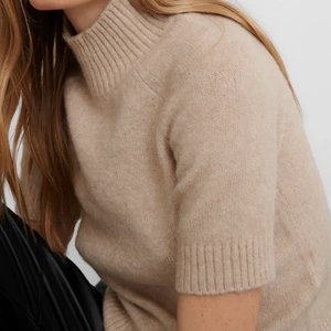 Stickad t shirt - Superfin stickad t shirt endast använd en gång. 