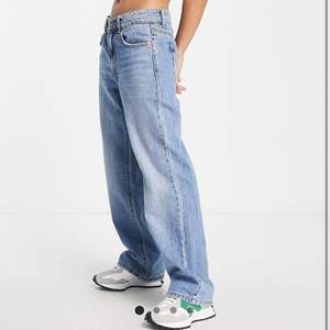 Säljer dessa bagge lågmidjade jeans från asos då de är för små. Slutsålda på hemsidan och är i storlek 32💕