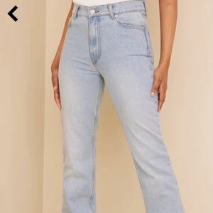 Helt nya jenas från Nelly  - Köpte för 500kr säljer för 300kr, aldrig använda. Prislappar kvar! Frakt tillkommer. 