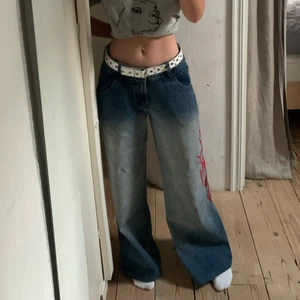 Jaded London Jeans  - Snygga jeans från Jaded london med rött tryck på ena benet. Knappt använda och i bra skick, uppsydda i längden men fortfarande långa på mig som är 163 cm. Nypris 800
