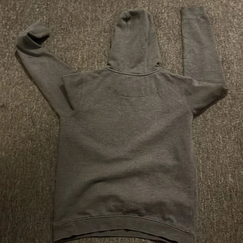 Säljer min hoddie då den är för liten . Huvtröjor & Träningströjor.