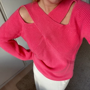 Stickad COS tröja - Så skön och snygg stickad tröja från COS med fina detaljer! Bara använd 1 gång💓💓