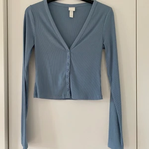 Babyblå kofta/tröja - Baby blå kofta/tröja från h&m i storlek xs. Knappt använd. Frakt ingår i priset.