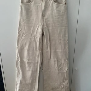 Beige jeans lindex strl 38 - Fått många komplimanger om men inte min stil längre.  Obs köpare står för frakt.