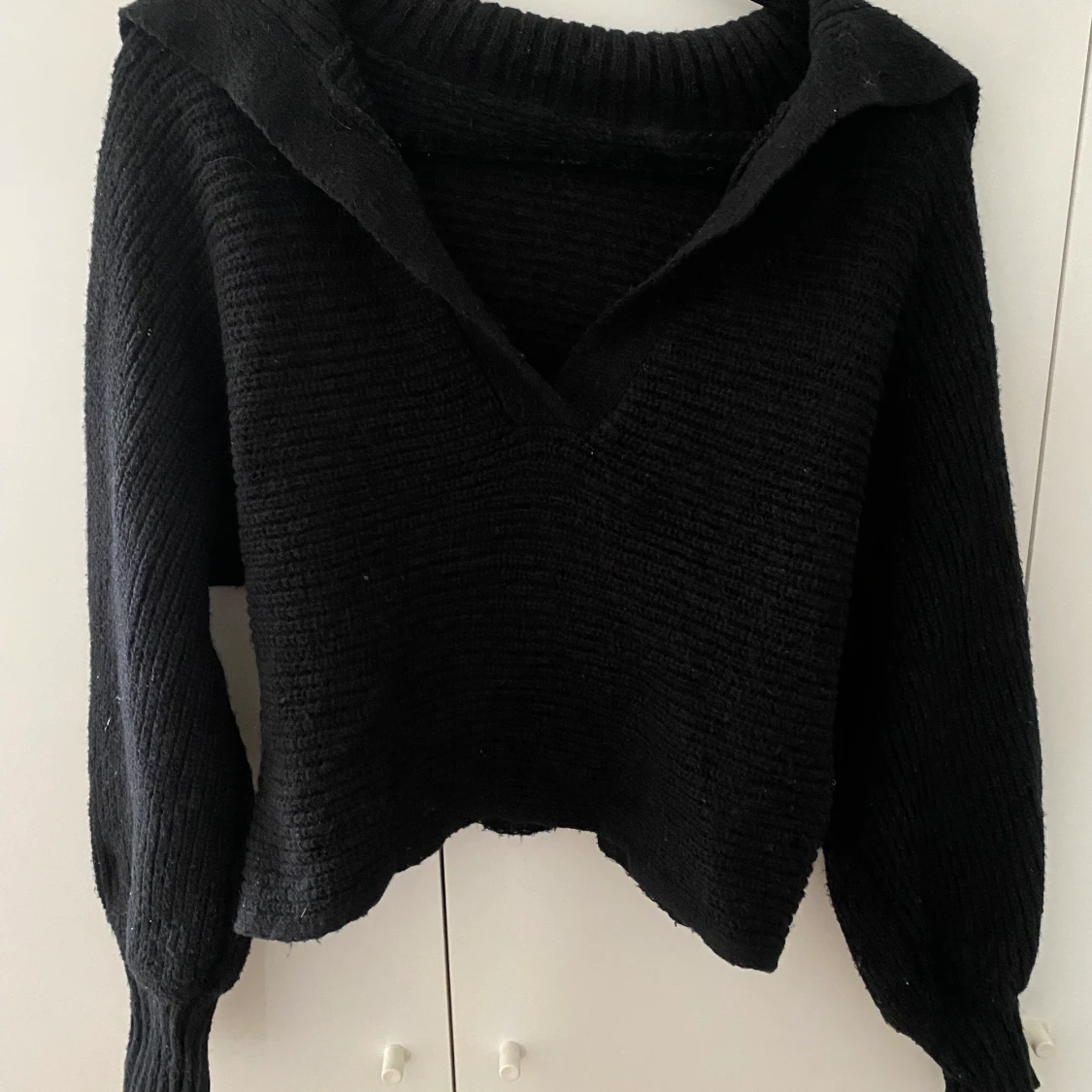 Stickad tröja svart