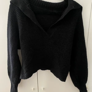 Stickad tröja svart - Använda en gång men var inte som jag tänkt. Svart och len. Obs köparen står för frakt. Strl s/m