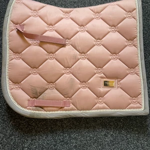 Equestrian Stockholm schabrak  - Super fint schabrak utan defekter. Dem svarta fläckarna tvättar jag bort om någon köper❤️