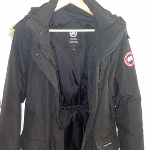 Canada goose parka jacka  - Säljer min canada goose parka jacka, i nytt skick, endast använd i slutet av förra vintern. Pris kan diskuteras vid intresse