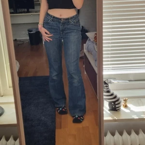 Bootcut jeans - Säljer ett par snygga bootcut jeans! För referens är jag 167 cm och jeansen är lite för långa. Defekt syns på sista bilden där jylfen är påsydd lite konstigt samt att ett litet håll håller på att bildas💫 Skriv om ni har frågor 💞