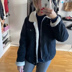 Svart jeansjacka med fluff i - Snygg jeansjacka med mysigt fluff inuti 