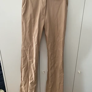Beiga skinnbyxor, strl M - Skinnybyxor i beige, använda få gånger. Obs köparen står för frakt.