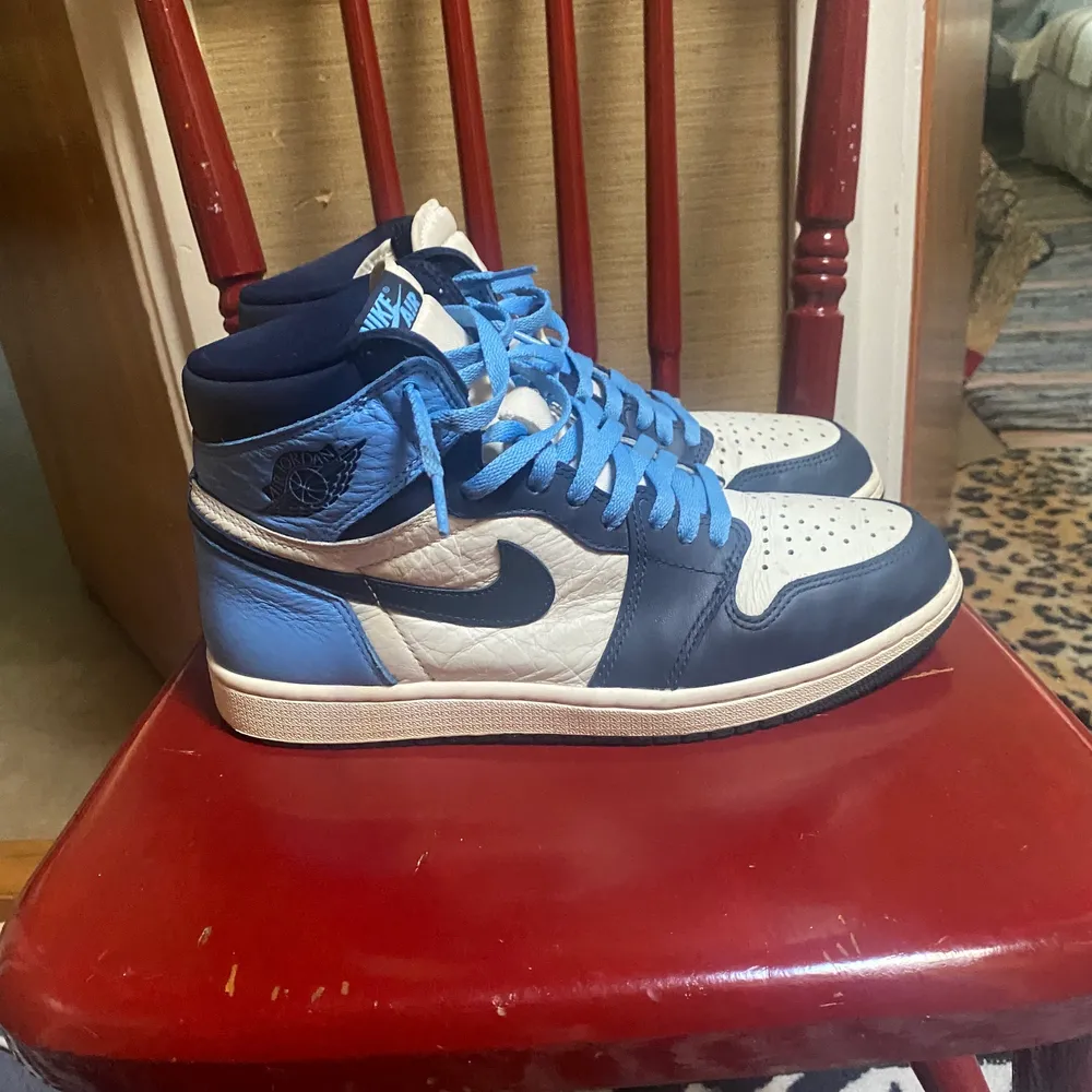 Ett par schysta jordan 1 i colorwayen Obsidian  Kond 7/10  Storlek 44. Skor.