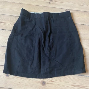 Whyred - En kjol i lite sammets material, den är helt oanvänd och jättefin. Det blir tråkigt om den inte kommer till användning :)