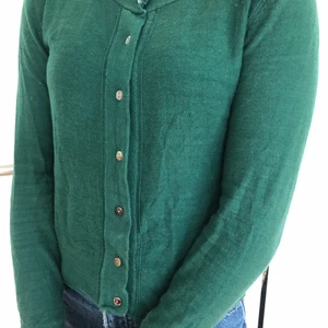 Noa Noa Kofta - Jättefin mörkgrön kofta från Noa Noa! Storlek S, men skulle även passa en xs då den är liten i storleken. Säljer då den tyvärr blivit för liten för mig! Kostar 75+frakt! 