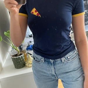 T-shirt H&M divided xs - T-shirt från h&m divided med pizza tryck. Knappt använd (kanske 5ggr?). Köparen betalar frakt.