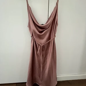 Rosa klänning, strl S - Rosa klänning med band i midjan, passar en XS-S. Använd fåtal gånger.  Frakt ingår ej i priset. 