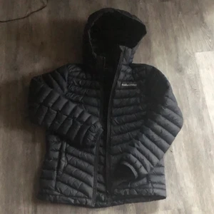 Peak jacka - Strl 150, passar mig som har xs. Nypris runt 2000, liite mörkblå men inget man märker