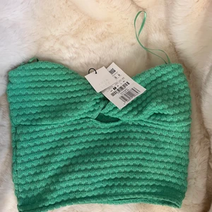 Grön topp-Pull and bear  - Säljer denna oanvända topp från pill and bear för att den är för liten för mig och tiden för retur gick ut!