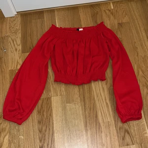 Topp - Röd topp ifrån H&M i storlek XS