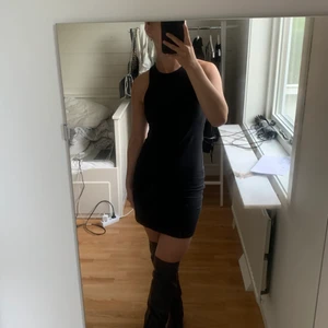 svart klänning  - Tajt svart klänning som är super snygg nu till hösten, super snygg att stila till ett par boots och en kavaj, sitter jätte snyggt på och formar sig efter kroppen 