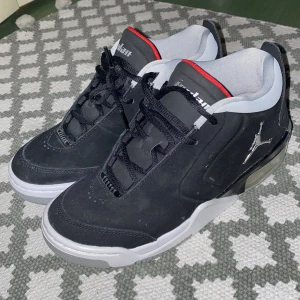 ÄKTA JORDANS SKOR!!!! - Ett par ÄKTA jordans skor! HELT NYA (köpa för en dag sedan storlek 36,5)