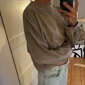 Tröja &other stories  - Så skön långärmad tröja från &Other Stories. Lite croppad och oversized i modellen, så fin grön färg men ser lite tvättad/vintage ut 💘 otroligt snygg och skön men kommer tyvärr inte till användning. Storlek S, nypris 490kr, använd 1 gång. 