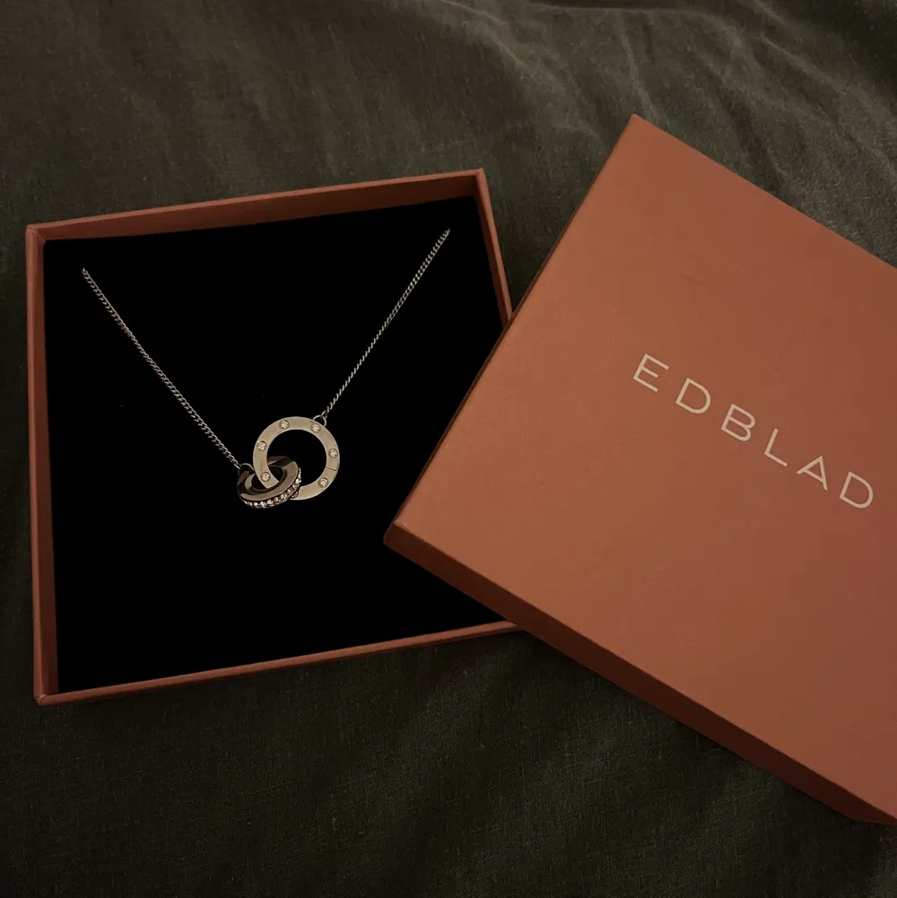 Halsband från Edblad, Ida necklace long steel! Nypris 500kr, säljer det för 350kr (oanvänt)  Priset kan diskuteras🥰. Accessoarer.