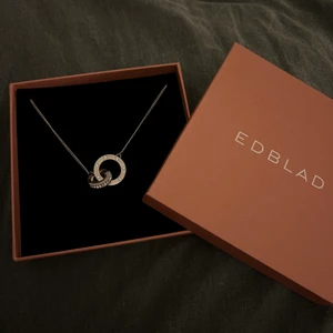Halsband  - Halsband från Edblad, Ida necklace long steel! Nypris 500kr, säljer det för 350kr (oanvänt)  Priset kan diskuteras🥰